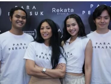 Sutradara Wregas Bhanuteja, Anggun, Maudy Ayunda dan Angga Yunanda (kiri ke kanan) dalam peluncuran OST film 'Para Perasuk' di Jakarta, Senin 30 Maret 2026 (Foto: Dokumentasi/POPLICIST Publicist)