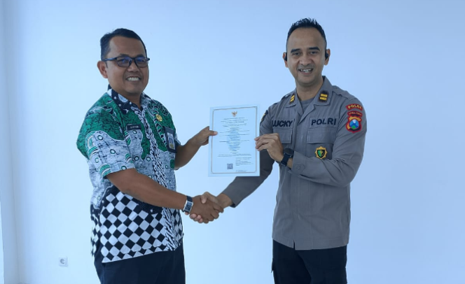 
					Dias PUPR Pemkab Jombang menyerahkan sertiikat layak funsgi (SLF) kepada manajemen RS Bhayangkara, Kamis, 5 Maret 2026, Foto: jombangkab.go.id