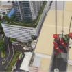Korban meninggal dunia bernama Eddy Suparno (51 tahun),dan korban luka-luka bernama Ribut Boediyanto (56 tahun). Mereka berdua sedang berada di gondola di lantar 25-25 Apartemen Ascott, Surabaya. Akibat diterjang angin keras saat hujan, Senin siang 2 Maret 2026. Foto: Ist