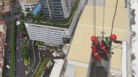 Korban meninggal dunia bernama Eddy Suparno (51 tahun),dan korban luka-luka bernama Ribut Boediyanto (56 tahun). Mereka berdua sedang berada di gondola di lantar 25-25 Apartemen Ascott, Surabaya. Akibat diterjang angin keras saat hujan, Senin siang 2 Maret 2026. Foto: Ist