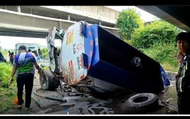 
					Laka Tunggal, Sopir Mengantuk Truk Tangki Terjun dari Tol Gedek Mojokerto Solar Tumpah di Sungai