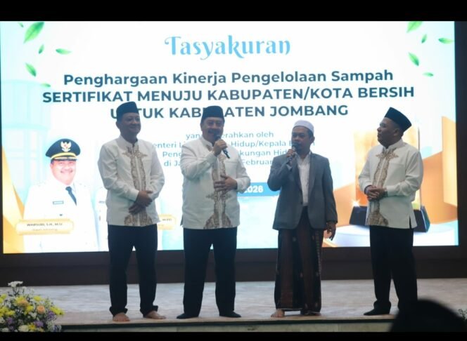 
					Bupati Jombang H Warsubi bersama forkompimda menggelar tasyakuran atas terpilihnya Jombang masuk 16 besar nasional sebagai kabupaten menuju bersih dari Menteri LH. Foto: diskominfo pemkab jombang