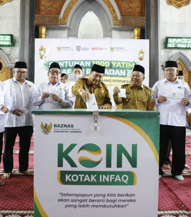 
					Bupati Jombang H Warsubi memasukkan infaq, sebagai contoh agar warga untuk selalu memberi, saat dilaunching Gerakan Jombang Berinfaq. Foto: diskominfo pemkab jom