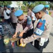 Petugad Sipropam Polres Gresik melakukan sidak persiapan senjata api personel menghadapi pengamanan Lebaran. Foto: Polres Gresik