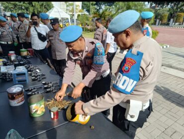 Petugad Sipropam Polres Gresik melakukan sidak persiapan senjata api personel menghadapi pengamanan Lebaran. Foto: Polres Gresik