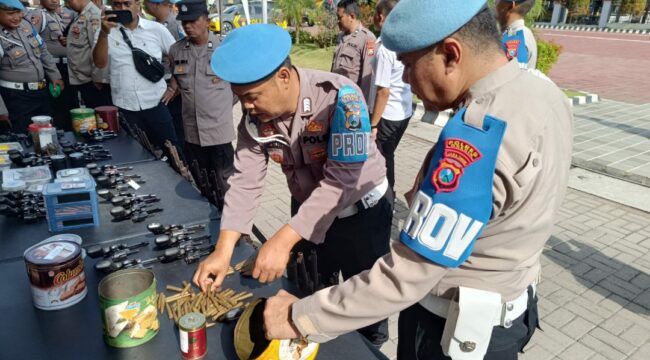 Petugad Sipropam Polres Gresik melakukan sidak persiapan senjata api personel menghadapi pengamanan Lebaran. Foto: Polres Gresik