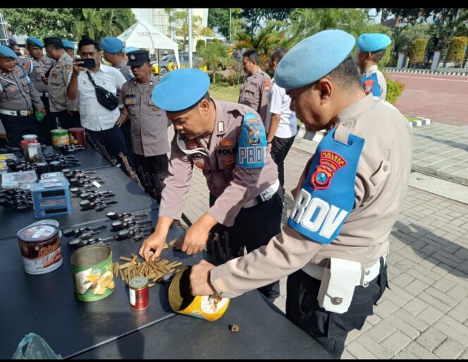 
					Petugad Sipropam Polres Gresik melakukan sidak persiapan senjata api personel menghadapi pengamanan Lebaran. Foto: Polres Gresik