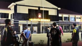 Saat sejumlah awak media tengah menyanggong KPK membawa 13 orang terjaring OTT dan dibawa ke polred setemoat, Senin dinihari 9 Maret 2026. Foto: gobengkulu.co