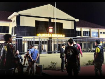 Saat sejumlah awak media tengah menyanggong KPK membawa 13 orang terjaring OTT dan dibawa ke polred setemoat, Senin dinihari 9 Maret 2026. Foto: gobengkulu.co