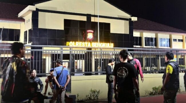 Saat sejumlah awak media tengah menyanggong KPK membawa 13 orang terjaring OTT dan dibawa ke polred setemoat, Senin dinihari 9 Maret 2026. Foto: gobengkulu.co