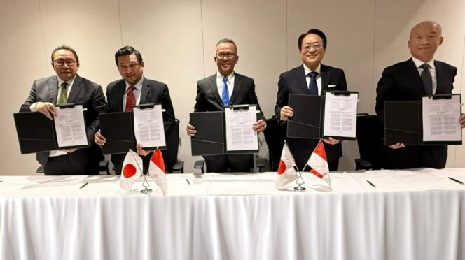 
					Foto:Istimewa
(Dari kiri ke kanan) Dirut  PT Mitra Kiara Indonesia, Mirza Whibowo Soenarto; Dirut PT Solusi Bangun Indonesia Tbk (SBI), Rizki Kresno Edhie Hambali; Dirut SIG, Indrieffouny Indra; President and Representative Director Taiheiyo Cement Corporation, Yoshifumi Taura; dan Dirut PT Taiheiyo International Indonesia, Makoto Nakano. Foto: Ist