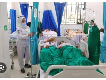 Ratusan siswa suswi SMK HKBP di Sudikalang, Kabupaten Dauri, Sumatera Utara dirawat di rumahvsakit, diduga akibat makan menu MBG, Senjn- Selasa 9-10 Maret 2026. FOTO: Wahanan Dairi News