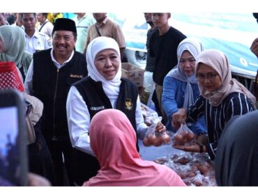 Gubernur Khofifah bagikan bansos jaring pengaman sosial dan babtu Jombang 300 drum aspak, Rabu, 11 Maret 2926. Foto: jombangkab go.id