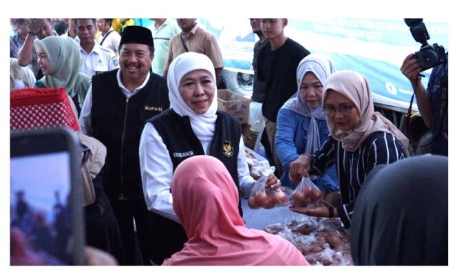 
					Gubernur Khofifah bagikan bansos jaring pengaman sosial dan babtu Jombang 300 drum aspak, Rabu, 11 Maret 2926. Foto: jombangkab go.id