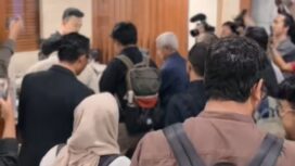 Tim MBG Watch menyerahkan berkat gugatan Judicial Review (uji mareri) UU APBN 2926, terkait MBG.Foto: Instagran@MBG Watch