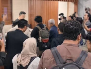 Tim MBG Watch menyerahkan berkat gugatan Judicial Review (uji mareri) UU APBN 2926, terkait MBG.Foto: Instagran@MBG Watch