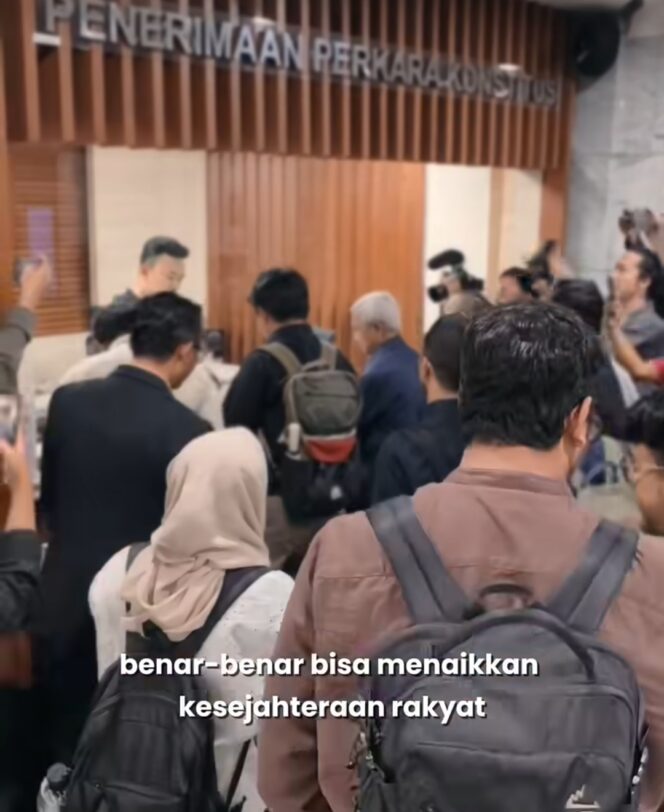 
					Tim MBG Watch menyerahkan berkat gugatan Judicial Review (uji mareri) UU APBN 2926, terkait MBG.Foto: Instagran@MBG Watch