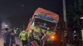 Andriansyah,23, warga Bandung, sopir yang akan membantu truk mogok, meninggal dunia akibat terlindas truk sendiri, di Sidodadi, Gribgsing, Batang, Jawa Tengah. Foto: ibstagram@batang_update