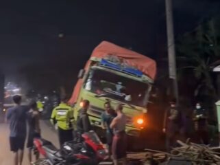 Andriansyah,23, warga Bandung, sopir yang akan membantu truk mogok, meninggal dunia akibat terlindas truk sendiri, di Sidodadi, Gribgsing, Batang, Jawa Tengah. Foto: ibstagram@batang_update