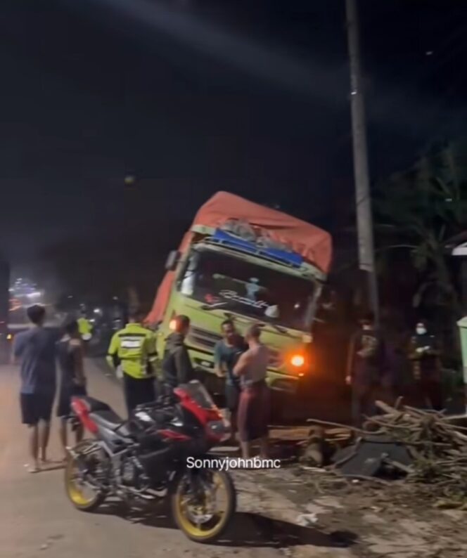 
					Andriansyah,23, warga Bandung, sopir yang akan membantu truk mogok, meninggal dunia akibat terlindas truk sendiri, di Sidodadi, Gribgsing, Batang, Jawa Tengah. Foto: ibstagram@batang_update