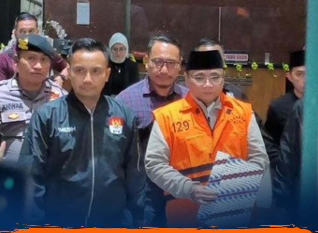 Mantan Menag Yaqut Cholil Qoumas mengenakan rompi orabe, pertanda dia telah menyandang statusvtersangks, Kamis 12 Maret 2026. Foto: instagram@ malangraya_info