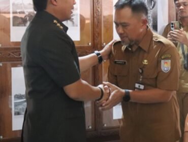 Bupati Cilacap Syamsul Auliya Rachman melantik sekda Sadmoko Danantoro. Foto: Ist