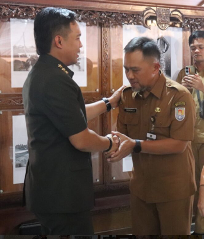 
					Bupati Cilacap Syamsul Auliya Rachman melantik sekda Sadmoko Danantoro. Foto: Ist