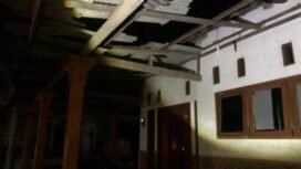 Atap rumah jebol, akibat kedakan petasan besar di Pucangro, Gudo, Jombang, Jumat malam 13 Maret 2026. Lima remaja luka luka diangkut ke RSUD Jombang. Foto: instagram@kavarjombangdotcom