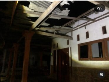 Atap rumah jebol, akibat kedakan petasan besar di Pucangro, Gudo, Jombang, Jumat malam 13 Maret 2026. Lima remaja luka luka diangkut ke RSUD Jombang. Foto: instagram@kavarjombangdotcom