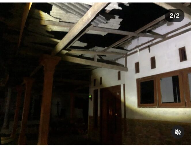 
					Atap rumah jebol, akibat kedakan petasan besar di Pucangro, Gudo, Jombang, Jumat malam 13 Maret 2026. Lima remaja luka luka diangkut ke RSUD Jombang. Foto: instagram@kavarjombangdotcom