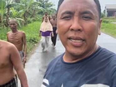 Inilah cara influencer pejuang kaum gelandangan dan ODGJ. Pak Purnomo, polisi baik, mengundang Denny Caknan, agar hadir di yayasan BSA Lamongan, untuk memberi hiburan 208 ODGJ yang sedang dirawat disana. Foto: Instagram@purnomopolisibaik