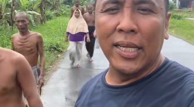 Inilah cara influencer pejuang kaum gelandangan dan ODGJ. Pak Purnomo, polisi baik, mengundang Denny Caknan, agar hadir di yayasan BSA Lamongan, untuk memberi hiburan 208 ODGJ yang sedang dirawat disana. Foto: Instagram@purnomopolisibaik
