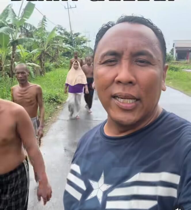 
					Inilah cara influencer pejuang kaum gelandangan dan ODGJ. Pak Purnomo, polisi baik, mengundang Denny Caknan, agar hadir di yayasan BSA Lamongan, untuk memberi hiburan 208 ODGJ yang sedang dirawat disana. Foto: Instagram@purnomopolisibaik