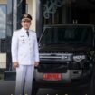 Mobil mewah jenis Land Rover Defender telah disewa sejak 2023 Rp 160 juta/bulan tital mencapai Rp 6 miliar. Sedangkan harga baru kendaraan ini Rp4 miliar. Foto: Instagram@fakta_terkini