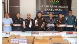 Konferensi pers bea cukai atas penangkapan jutaan batang rokok tanpa pita cukai di pelabuhan Ketapang, Banyuwangi. Dilaksanakan di kantir Kejari Banyuwangi, 12 Maret 2026. Foto: antaranews