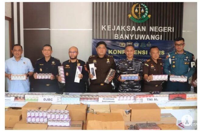 
					Konferensi pers bea cukai atas penangkapan jutaan batang rokok tanpa pita cukai di pelabuhan Ketapang, Banyuwangi. Dilaksanakan di kantir Kejari Banyuwangi, 12 Maret 2026. Foto: antaranews