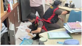 Tim kejaksaa tinggi lakukan penggeledahan di kantir ESDM Pemprov Kaltim di Samaribda, Senin 16 Maret 2026. Foto: ist