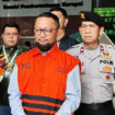 Seteah menjalani pemeriksaan beberapa jam di KPK, Gus Alex keluar sudah mengenakan sompi oranye. KPK telah menetapkan tersangka dan menahan Gus Alec, sejak Selasa, 17 Maret 2026. Foto: Ist