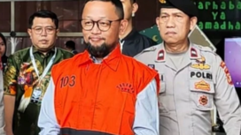 Seteah menjalani pemeriksaan beberapa jam di KPK, Gus Alex keluar sudah mengenakan sompi oranye. KPK telah menetapkan tersangka dan menahan Gus Alec, sejak Selasa, 17 Maret 2026. Foto: Ist