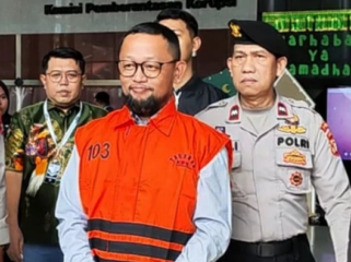 Seteah menjalani pemeriksaan beberapa jam di KPK, Gus Alex keluar sudah mengenakan sompi oranye. KPK telah menetapkan tersangka dan menahan Gus Alec, sejak Selasa, 17 Maret 2026. Foto: Ist