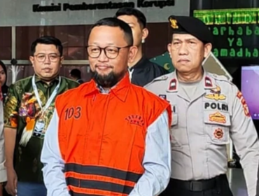 Seteah menjalani pemeriksaan beberapa jam di KPK, Gus Alex keluar sudah mengenakan sompi oranye. KPK telah menetapkan tersangka dan menahan Gus Alec, sejak Selasa, 17 Maret 2026. Foto: Ist