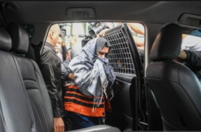 
					Fadia Arafiq, bupati, Pekalongan, Jawa Tengah yang terjaring operasi tangkap tangan (OTT) di Semarang. Foto: antara