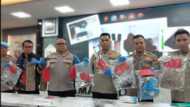 Minggu 22 Maret, Kapolresta Samarinda Kombes Pol Hendri Umar, mengungkap penangkapan dua tersangka dalam kasus mutlilasi, istri siri di Samarinda, Minggu 22 Maret 2026. Foto: