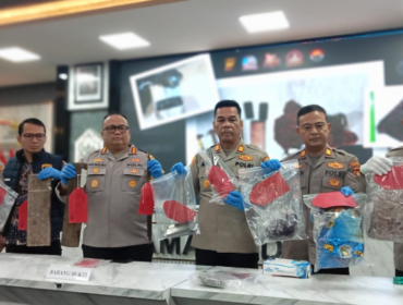 Minggu 22 Maret, Kapolresta Samarinda Kombes Pol Hendri Umar, mengungkap penangkapan dua tersangka dalam kasus mutlilasi, istri siri di Samarinda, Minggu 22 Maret 2026. Foto: 