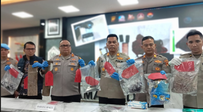 Minggu 22 Maret, Kapolresta Samarinda Kombes Pol Hendri Umar, mengungkap penangkapan dua tersangka dalam kasus mutlilasi, istri siri di Samarinda, Minggu 22 Maret 2026. Foto: 