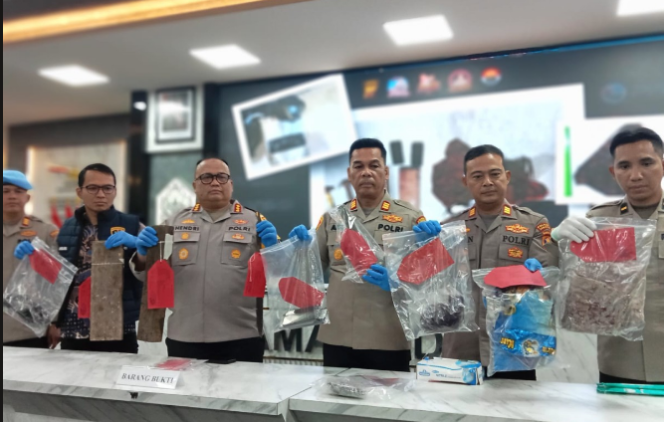 
					Minggu 22 Maret, Kapolresta Samarinda Kombes Pol Hendri Umar, mengungkap penangkapan dua tersangka dalam kasus mutlilasi, istri siri di Samarinda, Minggu 22 Maret 2026. Foto: 
