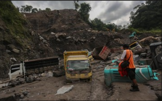 
					Sedikitnya 12 truk dan dua alat berat terseret banjir bandang akibat luncuran lahar dingin dari Gunung Merapi yang masuk ke sungai Senowo, Magelang. Foto: CNN