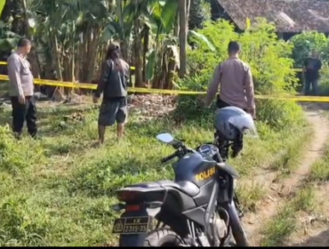 Polisi melakukan pengamanan dan olah tempat kejadian perkara  (TKP) ledakan petasan di kebun pisang Kuripan Kidul, Kelurahan Kertoharjo, Kecamatan Pekalongan Selatan, Kota Pekalongan, Senin siang (23/3/2026). Foto: Instagram@batang.update
