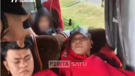 Polisi Resmob Polda Metro Jaya telah berhasil menangkap seorang pria WNA Irak, berada di atas bus NPM, yang sedang parkir di rest area tol Merak, Sabtu 21 Maret 2026. Pia disebut sebagai suami siri korban pembunuhan Dewita Anggari, 38, cucu pesinetron Pok Nor. Foto: Instagram@beritasatu.