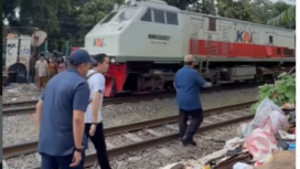 Presiden Prabowo Subianto didamping Seskab Teddy, melakukan aksi blusukan di rumah-ruymah warga yang berdiri di atas lahan bantaran kereta api kawasan Senen, Jakarta, Kamis 26 Maret 2025. Foto: Instagram@prabowo